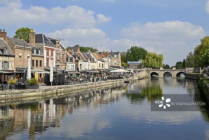 法国上法兰西大区索姆省亚眠市索姆河畔的房屋和餐厅图片素材