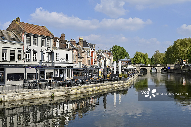 位于法国上法兰西大区索姆省亚眠的索姆河岸边的餐厅房屋图片素材