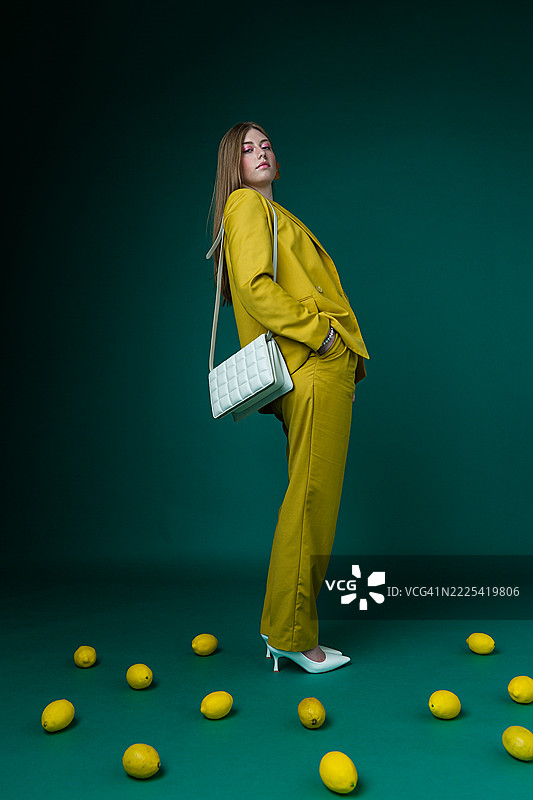 自信的女性穿着黄色西装图片素材