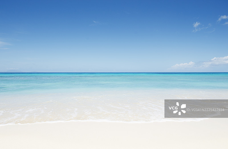 碧绿的海水和空荡荡的特纳斯海滩图片素材