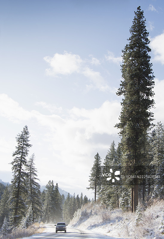 冬季的55号公路上的皮卡车图片素材