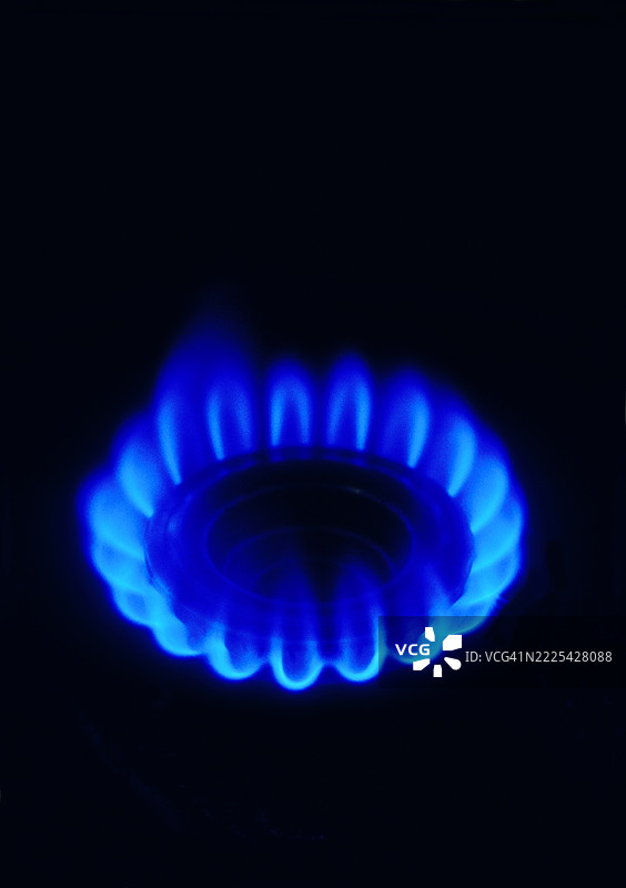 黑色背景下的蓝色燃气火焰图片素材