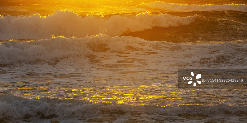 日出时波涛汹涌的海面图片素材