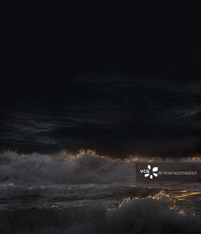 夜晚海浪拍打海岸图片素材