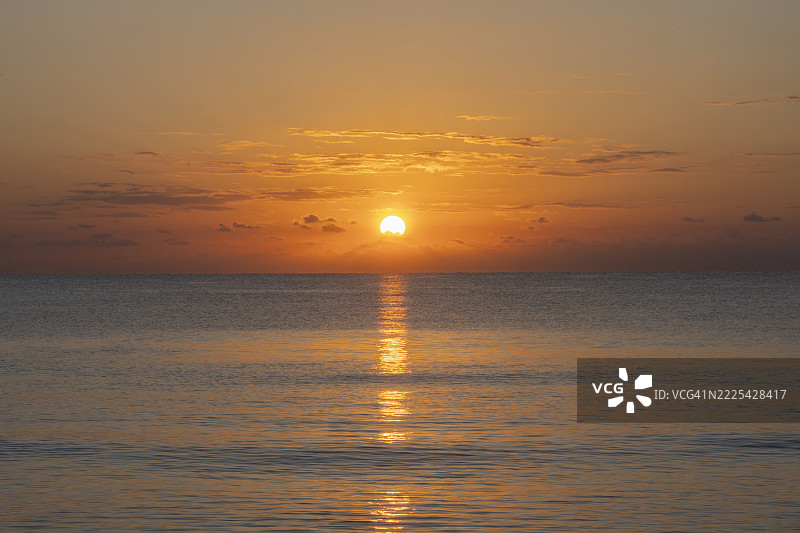 阳光照耀在平静的海洋上图片素材