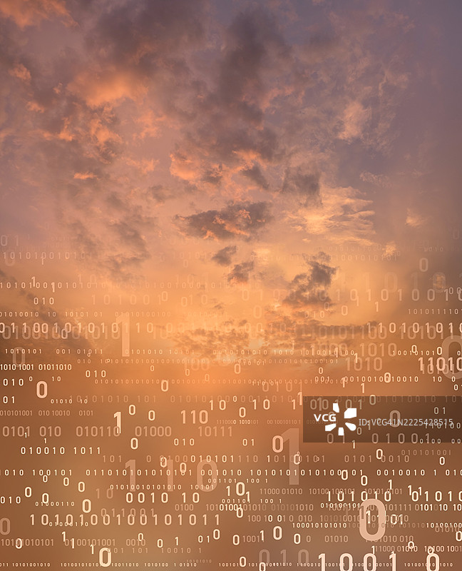 在戏剧性的天空背景下的众多二进制计算机数字图片素材