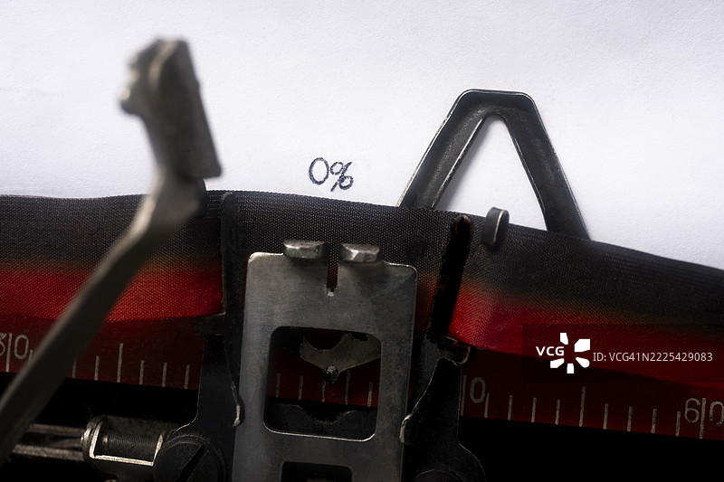 复古打字机特写，正在纸上打出“零百分之”图片素材