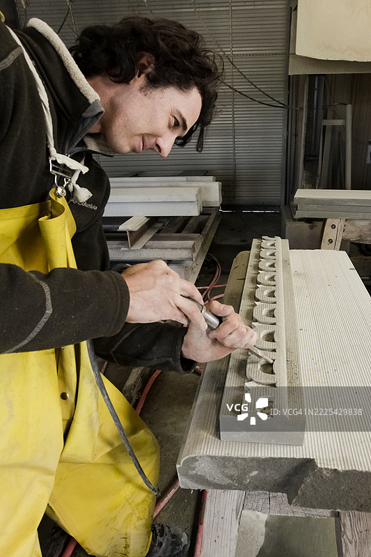 微笑的石匠在工作图片素材