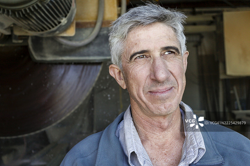 石匠在他的工作室里的肖像图片素材