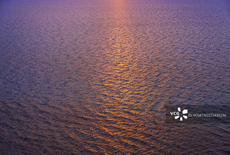 波纹状的海面反射着阳光图片素材