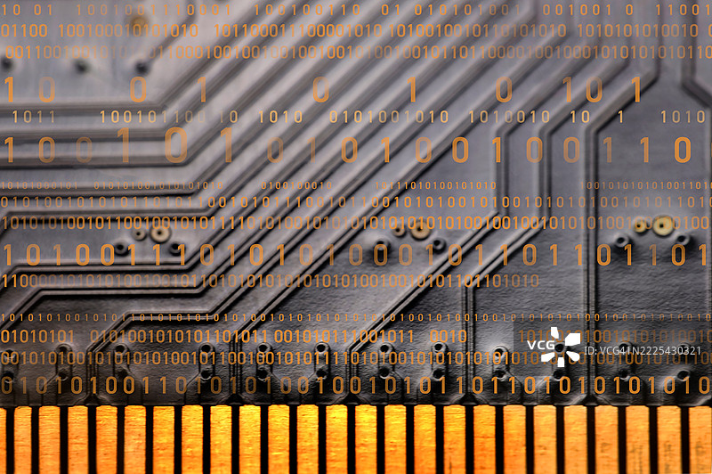 计算机二进制代码叠加在计算机卡片上图片素材