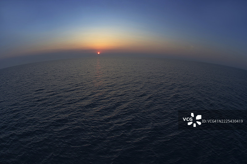 地中海上空的日出图片素材