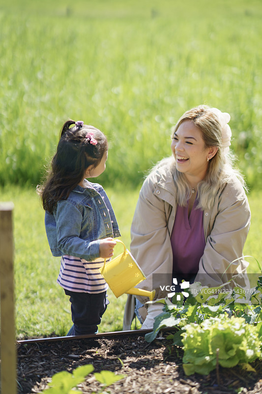 母女在阳光明媚的日子里户外园艺图片素材