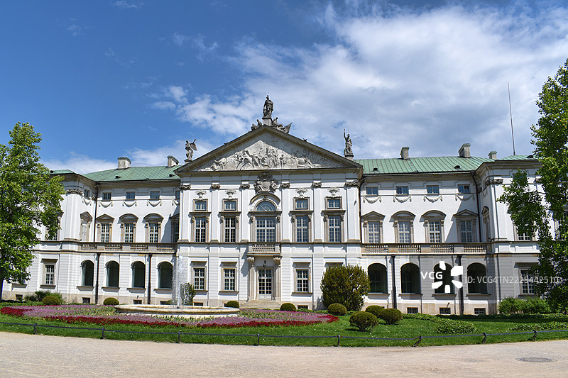 克拉辛斯基宫（联邦宫）与波兰华沙的公园图片素材