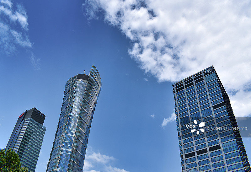 华沙市中心的现代高层办公大楼图片素材