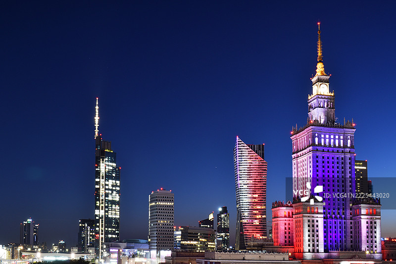 华沙市中心的天际线，包含文化科学宫和其他高楼大厦图片素材