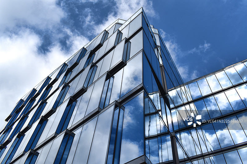 华沙现代玻璃和钢结构办公大楼，细节图片素材