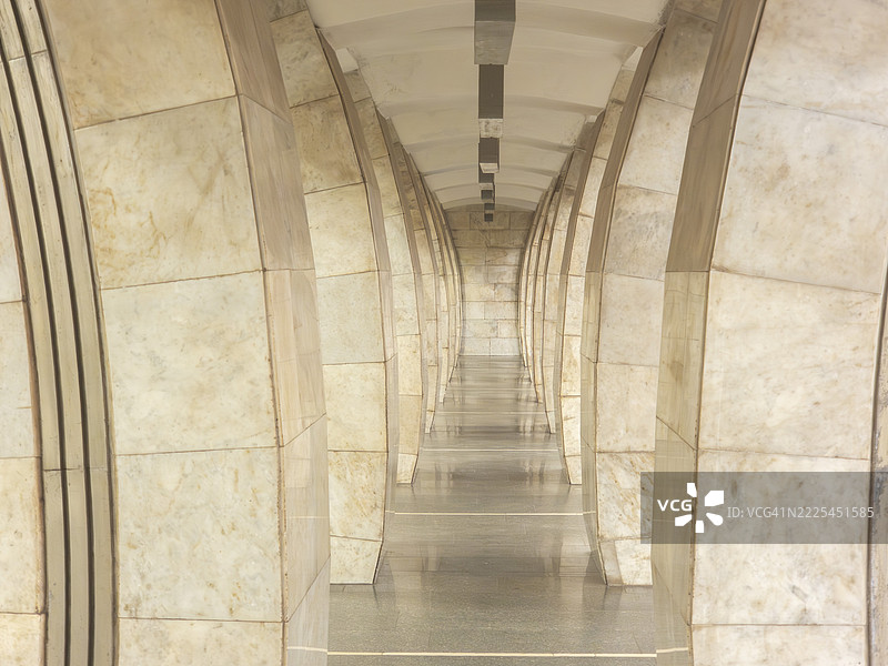 长走廊，拱门形成消失点效果图片素材