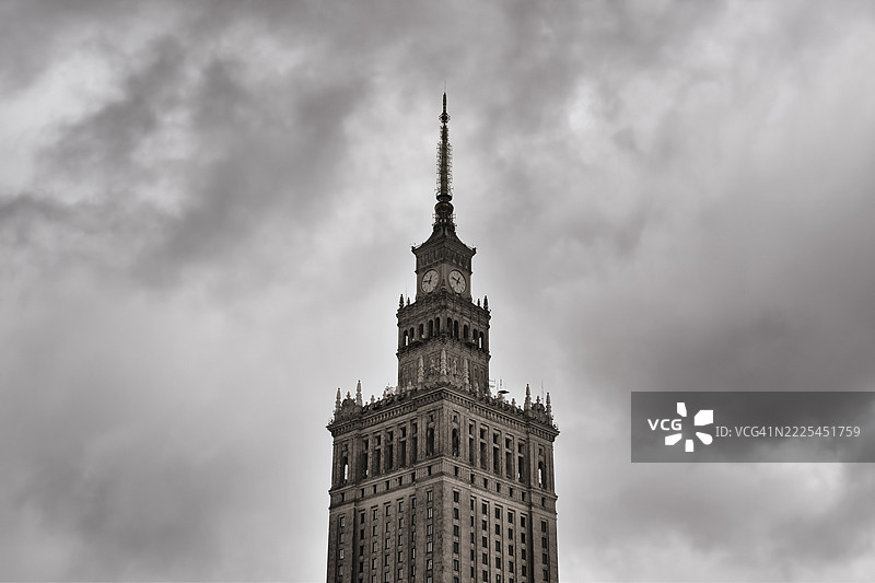 棕褐色调的照片，展示了波兰华沙标志性的文化与科学宫，这座宫殿是共产主义时代的建筑。图片素材