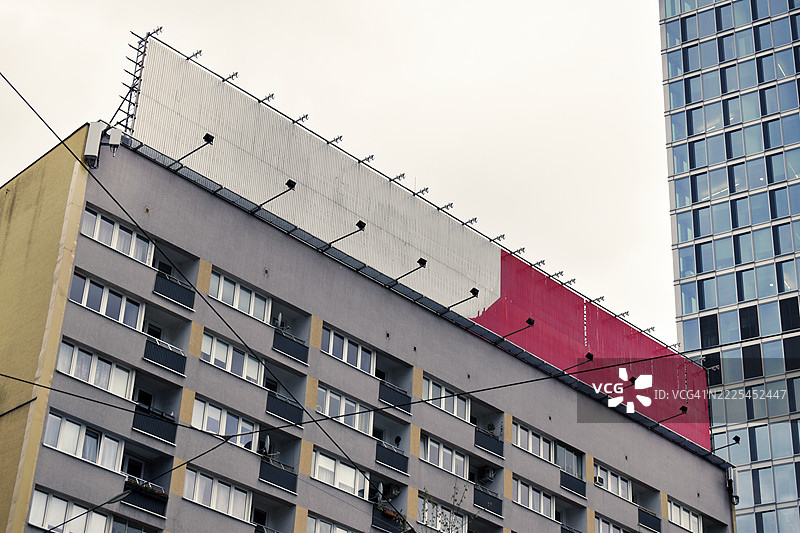 华沙，波兰一栋建筑顶部的空白广告牌图片素材