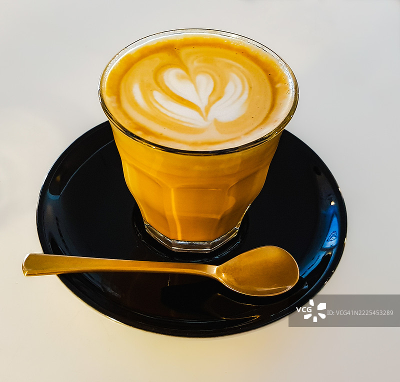 精美的咖啡杯和碟子，艺术风格的热饮图片素材