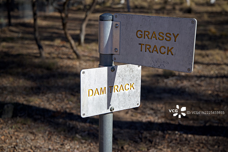 穆利根平原森林保护区的水坝步道和草地步道的指示标志，位于澳大利亚首都领地的索斯比。图片素材