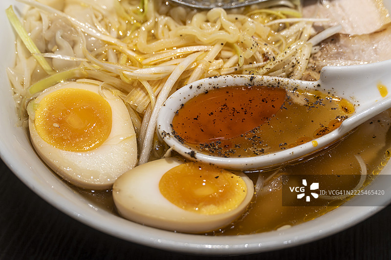 喜多方“全配料”拉面，配辣油和黑胡椒图片素材