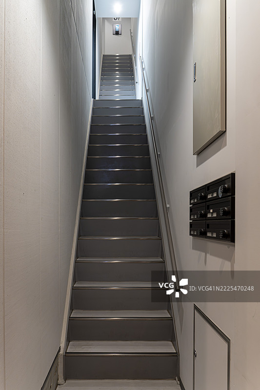现代室内楼梯，深色踏板图片素材
