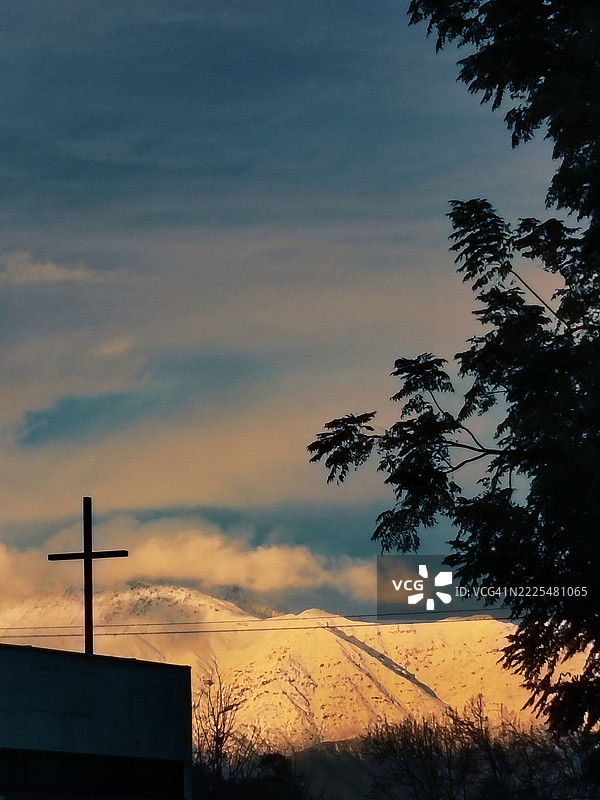 十字架与雪山背景图片素材