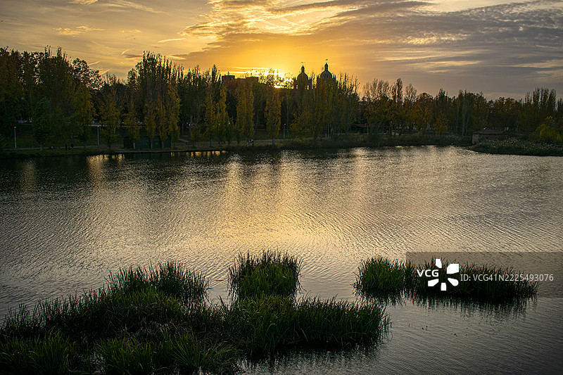 托尔梅斯河上的日落。西班牙，萨拉曼卡。图片素材
