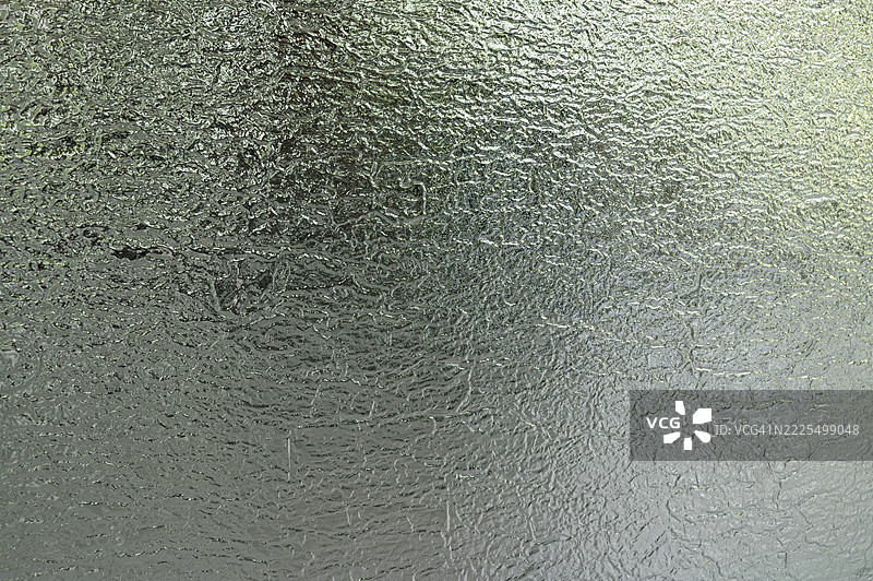灰色磨砂玻璃纹理背景。抽象渐变明亮光线反射和光滑粗糙的纹理表面图片素材