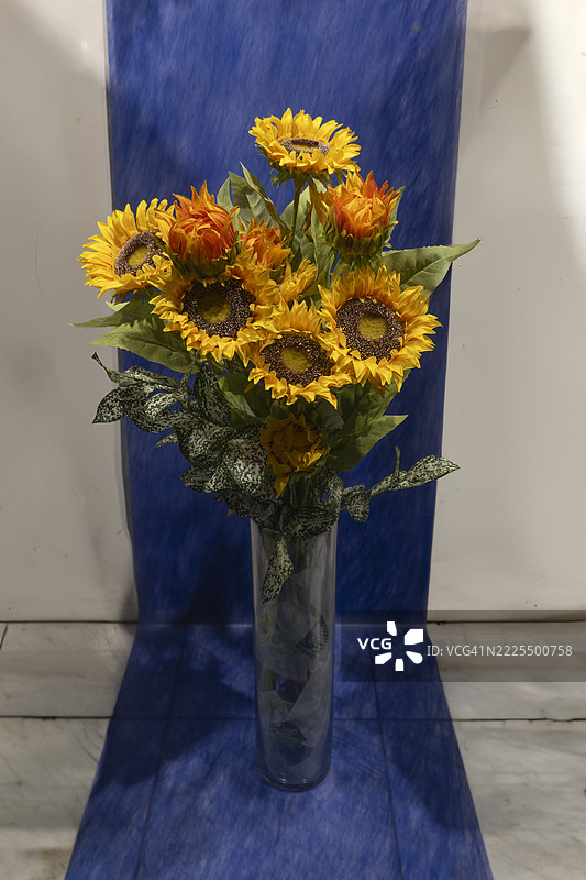 人造向日葵花束在花瓶中图片素材