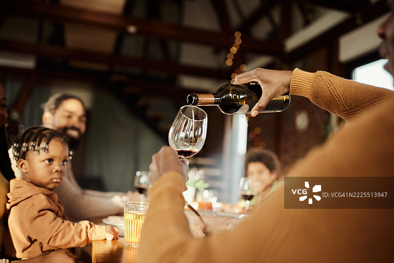 午餐时倒酒！图片素材