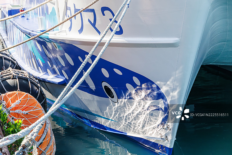 一艘高速喷射渡轮，前往名护和本部。设计灵感来自鲸鲨。图片素材