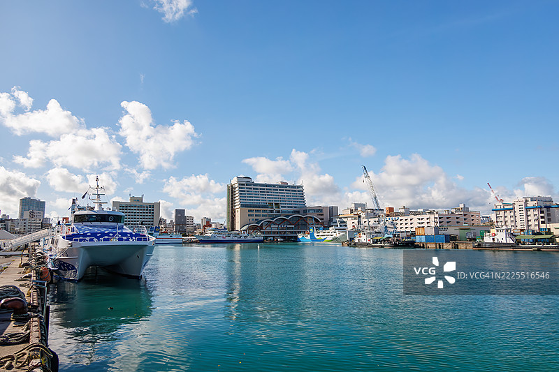 一艘高速喷射渡轮，前往名护和本部。名为“Takuma 3”，其设计以鲸鲨为主题。图片素材