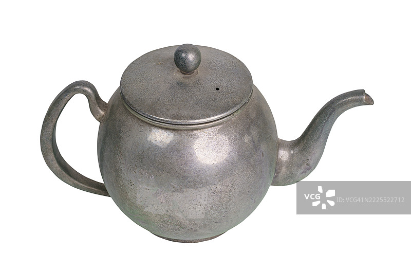 白色背景上的旧茶壶。图片素材