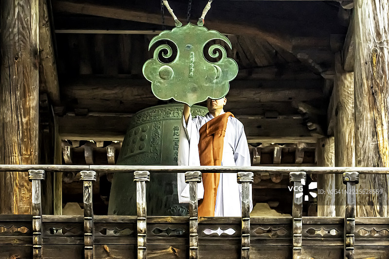 传统与动态：古朴寺庙建筑中定格的神圣手势图片素材