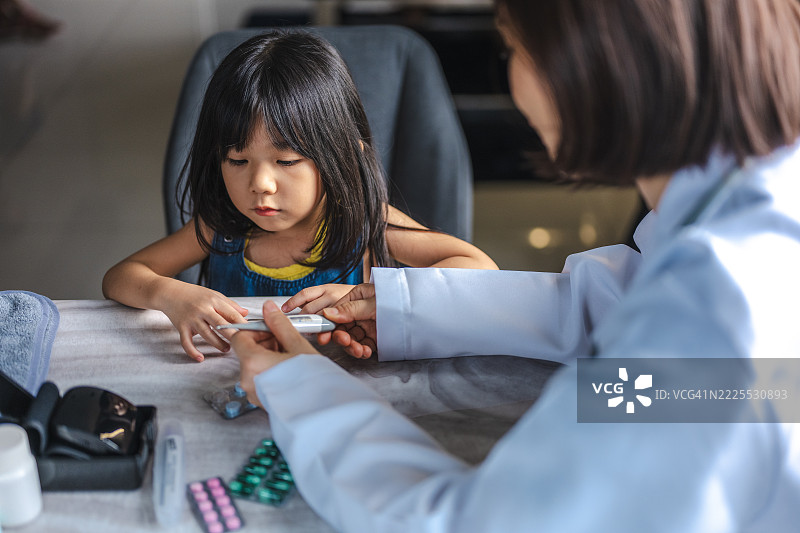 重要时刻：儿科医生的温柔关怀图片素材