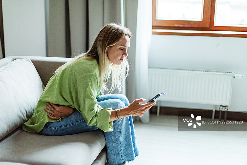 在手机上搜索医学信息图片素材