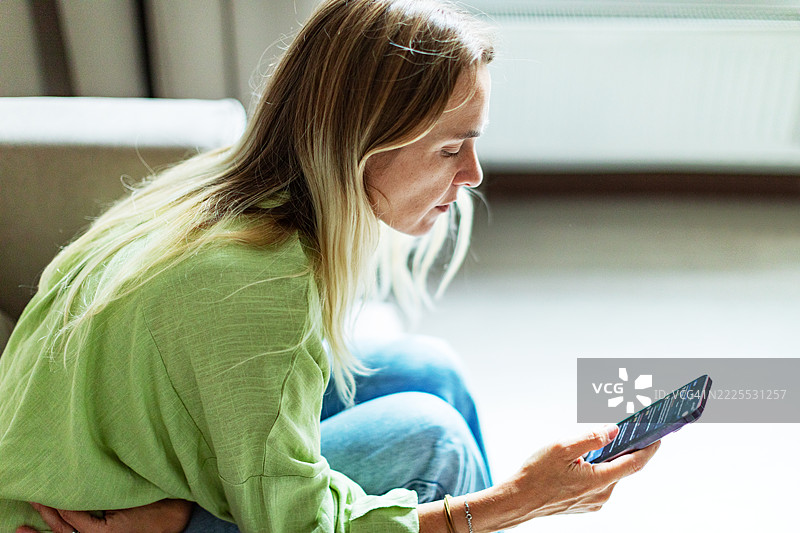 在手机上搜索药物图片素材