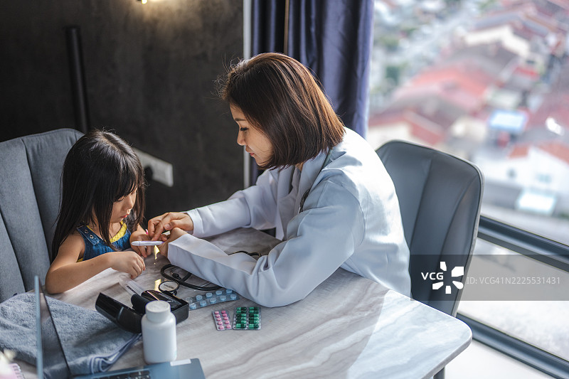 儿科关怀：安慰与关爱的瞬间图片素材