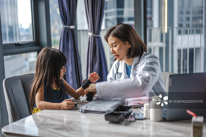 温柔关怀：正在进行的儿童健康检查图片素材