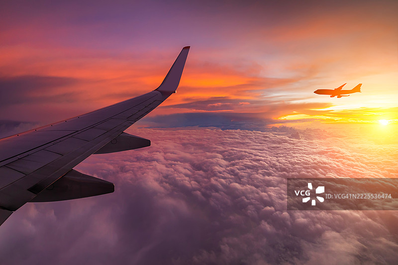 从飞机窗户看到的飞行中的飞机图片素材