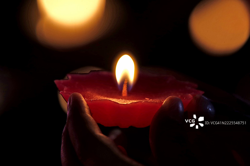 烛光。蜡烛花漂浮在水面上。图片素材