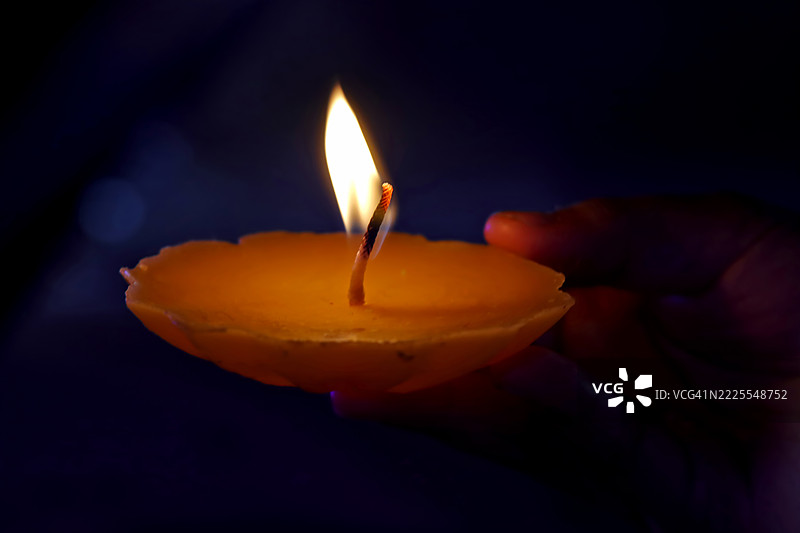 灵性启发的蜡烛光在水中漂浮燃烧图片素材