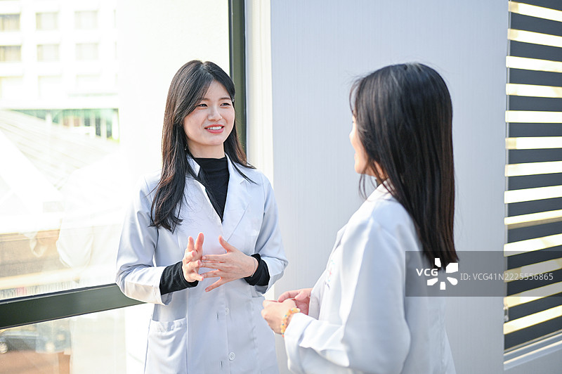 团结在关怀中：医生们的深思熟虑的医疗合作图片素材