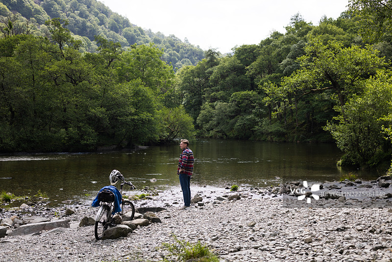 骑自行车的人欣赏风景图片素材
