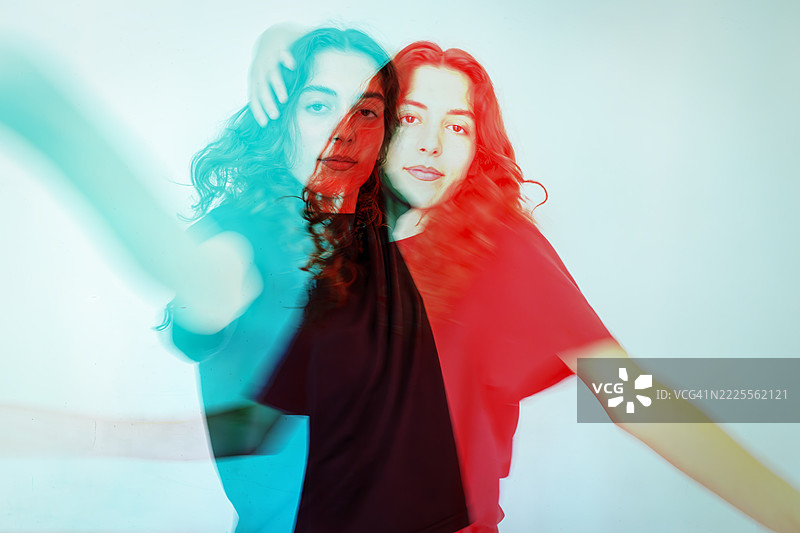 年轻女性舞蹈的创意肖像，带有分层叠加和RGB分色效果风格图片素材