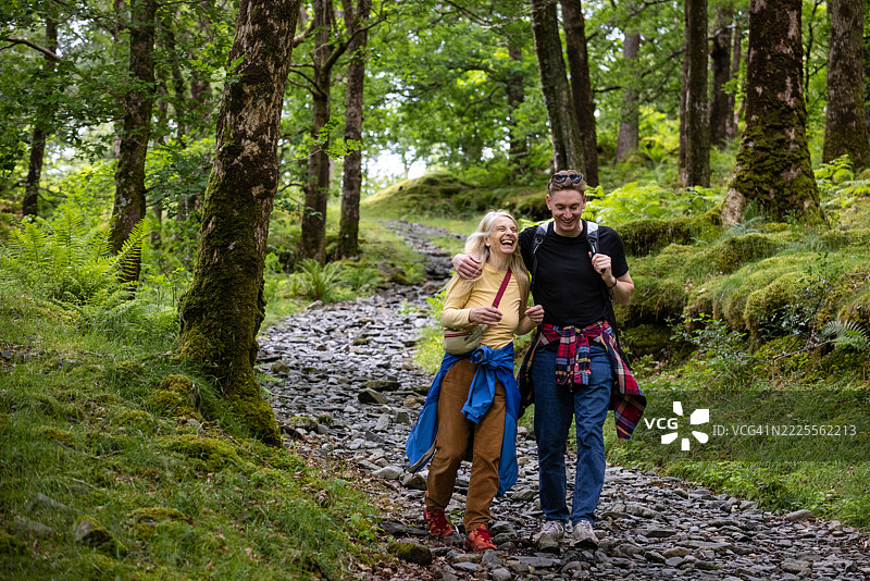 朋友们在森林中的旅程图片素材
