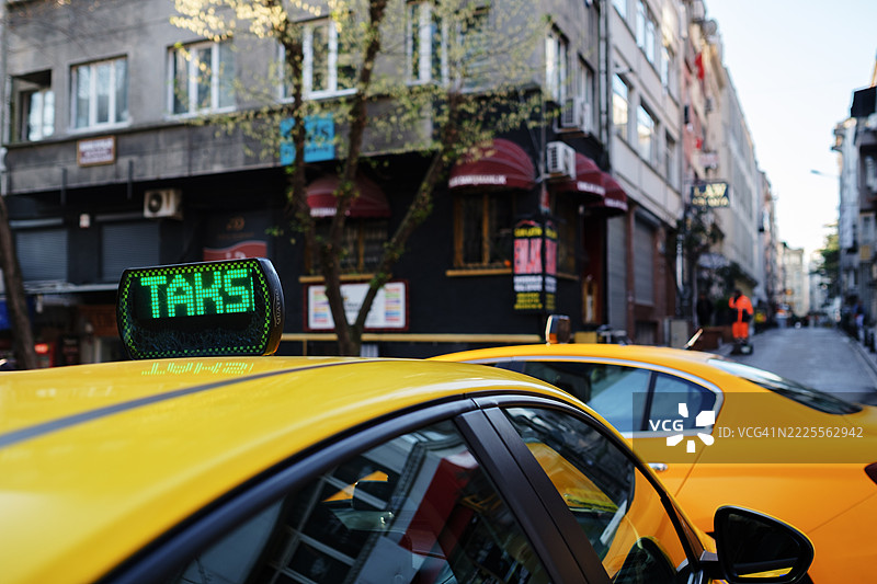 伊斯坦布尔的黄色出租车图片素材